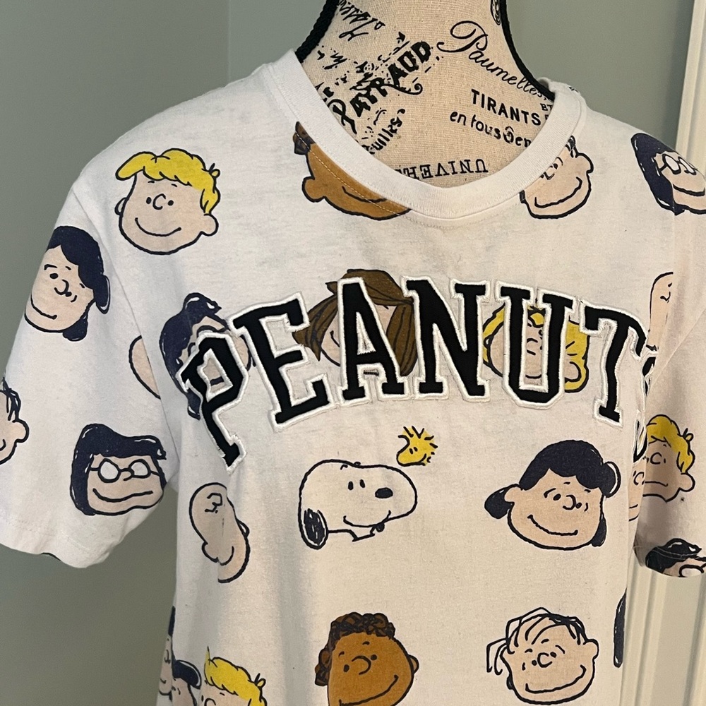 Peanuts Gang all-over print short-sleeve T-shirt | Size Small | Preowned - Picture 6 of 7